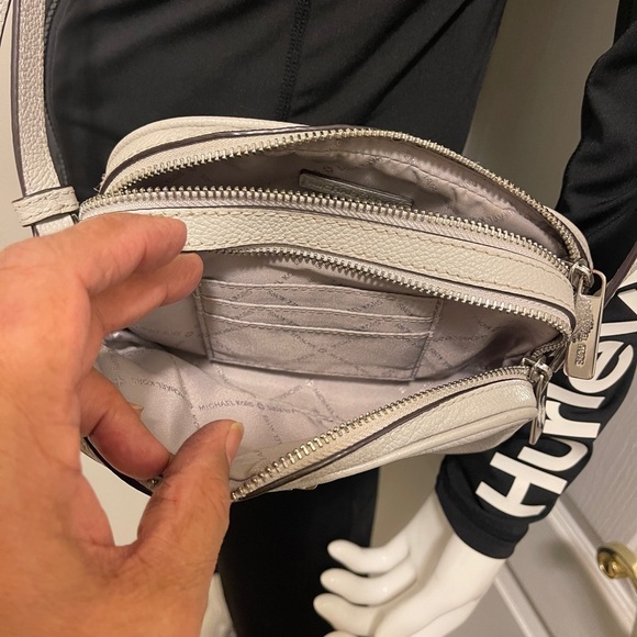 MICHAEL KORS Fulton Small
Light Grey Leather Crossbody
Camera Bag Feminine - Picture 14 of 15